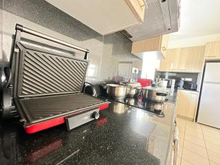 Modern City Centre Apt with Pool - City Flats 303 - 3