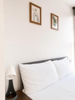Train Station Spacious Apartments - Free Wifi, Netflix & Paid Parking Opposite - 9