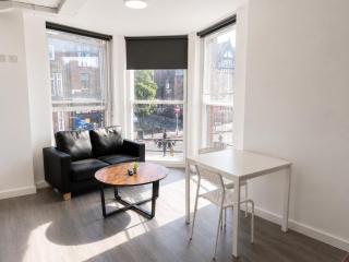 Train Station Spacious Apartments - Free Wifi, Netflix & Paid Parking Opposite - 8