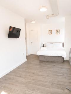 Train Station Spacious Apartments - Free Wifi, Netflix & Paid Parking Opposite - 6