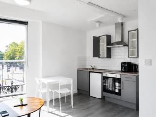 Train Station Spacious Apartments - Free Wifi, Netflix & Paid Parking Opposite - 7