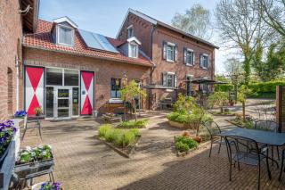 Luxe familiehuis voor 12 personen, 6 slaapkamers met eigen badkamer, luxe keuken, jetstreambad en infrarood sauna en 1 ha tuin in Vijlen, Zuid-Limburg - 8