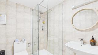 1 Coach House - Deluxe En Suite Super King - Tenby - 8