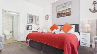 1 Coach House - Deluxe En Suite Super King - Tenby - 7