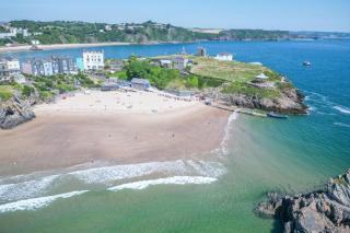 1 Coach House - Deluxe En Suite Super King - Tenby - 2