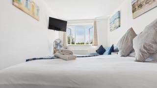 2 Coach House - Classic En Suite King - Tenby - 3
