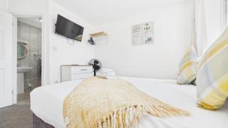 3 Coach House - Cosy Double - Tenby - 6