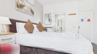 5 Coach House - Superior En Suite King - Tenby - 4