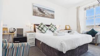 6 Coach House - Deluxe En Suite King Room - Tenby - 0