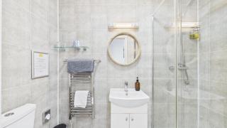6 Coach House - Deluxe En Suite King Room - Tenby - 8