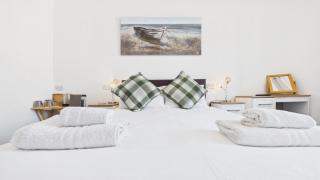 6 Coach House - Deluxe En Suite King Room - Tenby - 4