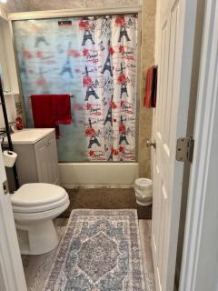 MODERN KING ROOM in Central Boston -TROPICAL VIBEZ- 2 - 4
