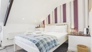 8 Coach House - Eaves Room - Tenby - 0
