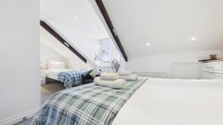 8 Coach House - Eaves Room - Tenby - 6
