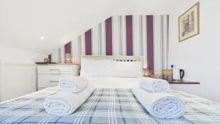 8 Coach House - Eaves Room - Tenby - 3