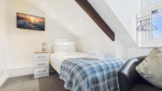 8 Coach House - Eaves Room - Tenby - 1
