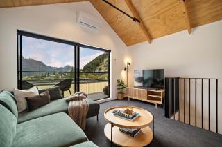 Modern 3-Bedroom Queenstown Stay with Parking - 5