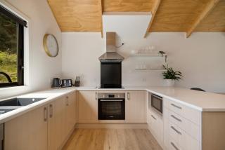 Modern 3-Bedroom Queenstown Stay with Parking - 4