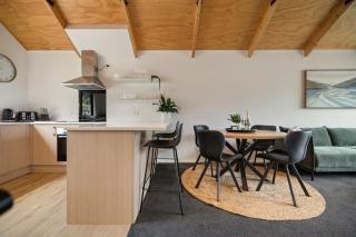 Modern 3-Bedroom Queenstown Stay with Parking - 3