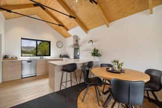Modern 3-Bedroom Queenstown Stay with Parking - 2