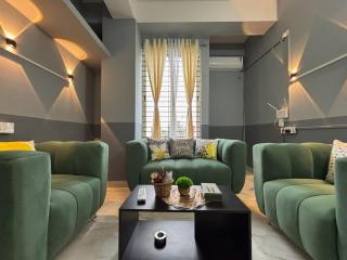 Arena with Movie Theatre Room - by BeauMonde Suites - 3