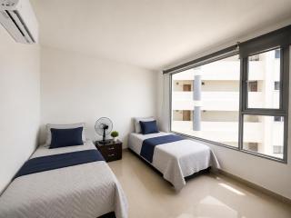 Oceanfront 2BR with Balcony near Walled City - 3