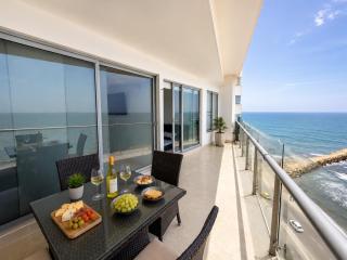 Oceanfront 2BR with Balcony near Walled City - 7