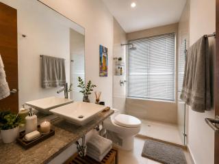 Oceanfront 2BR with Balcony near Walled City - 2