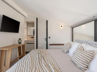 Architectural Maisonette by the Sea - 9