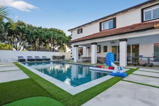 The Miami Villa Star Wars Game Room Golf Pool - 1