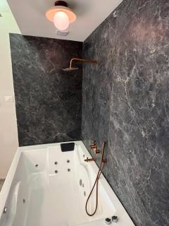 Elegant Villa with Jacuzzi & spacious garden - 4