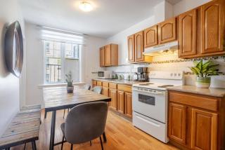 Prime Location Gorgeous 4BR Downtown MTL - 9