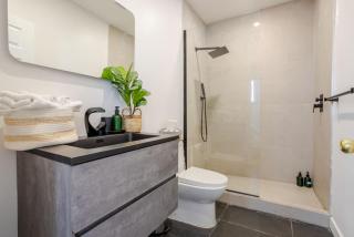Prime Location Gorgeous 4BR Downtown MTL - 6