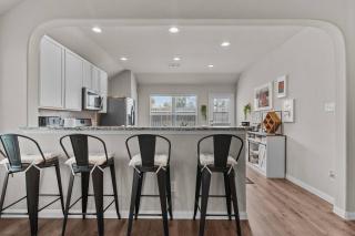 Convenient Family Home in Heart of Conroe - 4