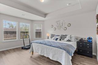 Convenient Family Home in Heart of Conroe - 9