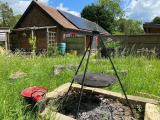 Pet Friendly 3-Bed Barn Sleeps 7 Parking & Garden - 2