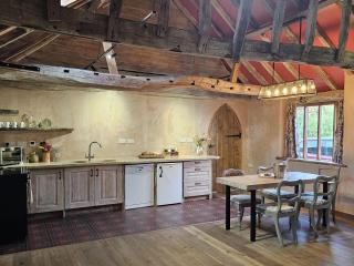 Pet Friendly 3-Bed Barn Sleeps 7 Parking & Garden - 7