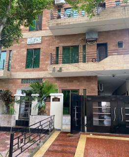 Spacious and Cozy 3 Bedroom Family Apartment - 0