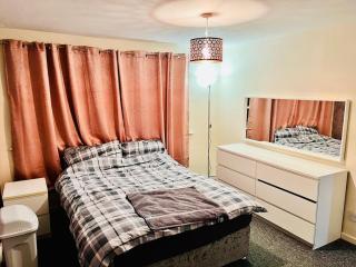 3 Bedroom Modern and Spacious Home Free Parking and WiFi - 6