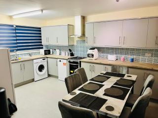 3 Bedroom Modern and Spacious Home Free Parking and WiFi - 1