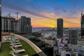 Stylish 1BR Downtown Miami - Pool & Gym Access - 4