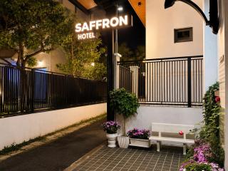 Saffron Boutique Hotel - 4