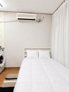 31Hongdae Station Area, Yeonnam, Hongdae Street, 15 Minutes from Itaewon, Single Accommodation, Fully Furnished - 1