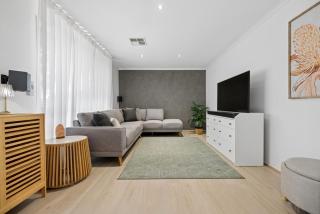 Adelaide North Luxury Villa - 4BR Family Retreat - 5