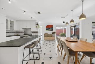 Adelaide North Luxury Villa - 4BR Family Retreat - 4