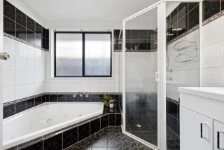 Adelaide North Luxury Villa - 4BR Family Retreat - 5