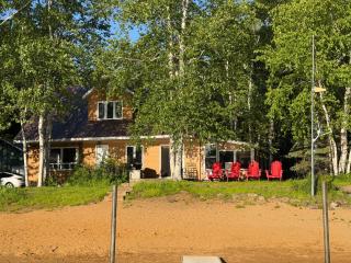 Chalet L'Oasis lakefront with private sand beach and in-ground hottub - 6