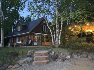 Chalet L'Oasis lakefront with private sand beach and in-ground hottub - 3