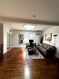 Sunny and Spacious Apartment - steps to Lansdowne station - 6