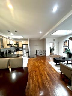 Sunny and Spacious Apartment - steps to Lansdowne station - 5